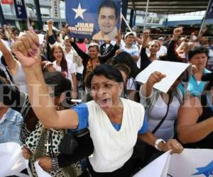 Simpatizantes del Partido Nacional celebran la inscripción del presidente Juan Orlando Hernández como candidato.
