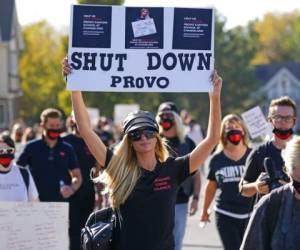 Paris Hilton encabeza una protesta el viernes 9 de octubre de 2020, en Provo, Utah. Foto: AP