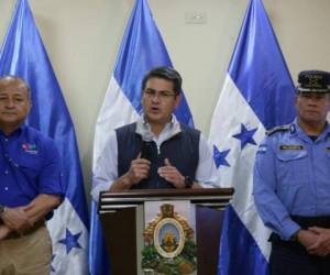 El presidente de Honduras, junto al ministro de seguridad y al director dela Policía Nacional.