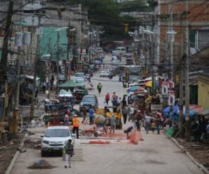 Por varios tramos de la avenida los vehículos ya pueden circular, los obreros trabajan en el soterrado y trabajos en aceras. Foto: David Romero/El Heraldo.