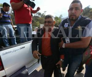 El policía Dagoberto López Estrada mientras era trasladado por agentes de la ATIC a declarar al Ministerio Público, foto: Alex Pérez / EL HERALDO.