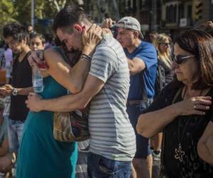 Un tributo conmemorativo de flores, mensajes y velas a las víctimas del ataque terrorista, en la histórica calle de Las Ramblas, en Barcelona, España, el viernes 18 de agosto de 2017. Fotos: AP