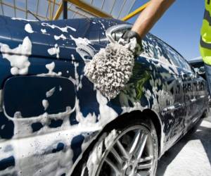 No le reste vida útil a la carrocería de su carro, y evite estos errores a la hora de lavarlo.