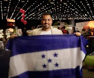 El catracho alzando la bandera de Honduras en el Creative Business Cup en Dinamarca.