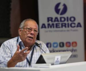 Henry Marvin Cabrera en la cabina de la que ha sido su casa desde 1978: Radio América.