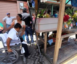 En la vía pública fue velado el fallecido, su madre estuvo junto a él. Fotos: David Romero/EL HERALDO.