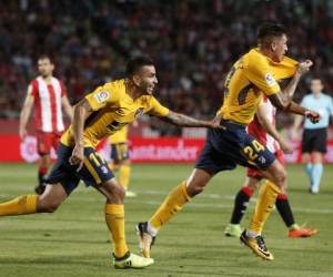 Atletico de Madrid's Uruguayan defender Jose Gimenez (R) celebrates Atletico de Madrid's Argentinian forward Angel Correa after scoring during the Spanish league football match Girona FC vs Club Atletico de Madrid at the Municipal de Montilivi stadium in Girona on August 19, 2017. / AFP PHOTO / PAU BARRENA