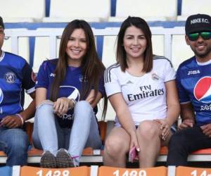 Estas dos guapas chicas llegaron al estadio Nacional de Tegucigalpa para presenciar el duelo entre Motagua-Social Sol (Foto: David Romero / Deportes EL HERALDO Honduras)