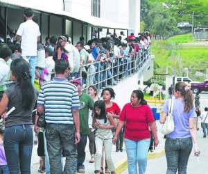 A diario decenas de personas llegan al RNP a hacer trámites.