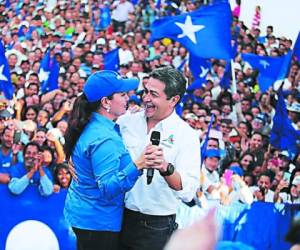 La pareja presidencial baila durante una presentación abierta de campaña del Partido Nacional de Honduras.