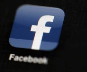 Funcionarios de la empresa dijeron en un blog que Facebook utilizará inteligencia artificial así como revisores humanos para encontrar y remover inmediatamente “contenido terrorista”, antes de que otros usuarios lo vean. Foto: AP/Matt Rourke.