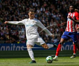 Cristiano Ronaldo del Real Madrid remata en un partido contra el Atlético de Madrid por la liga española, el domingo 8 de abril de 2018. (Foto: AP)