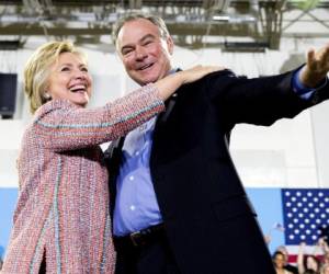 La candidata demócrata Hillary Clinton y su compañero oficial a la vicepresidencia, Tim Kaine, quien estuvo en Honduras como misionero jesuita, foto: AP.