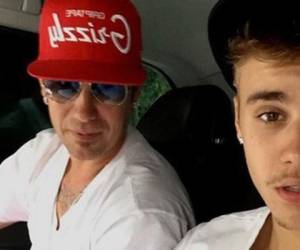 El famoso cantante canadiense Justin Bieber tendrá una madrastra casi de la misma edad de él luego de que su padre, Jeremy Bieber, se comprometiera.