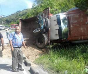 El vehículo pesado impactó en el cerro a la orilla de la calle de la cuesta El Chile. Cuatro personas se dirigían en la volqueta, pero afortunadamente salieron ilesos. Fotos: Estalin Irías / EL HERALDO.