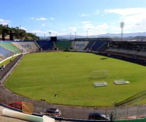 Autoridades de Conapid se empeñan en mejorar el césped del Nacional y les hacen guiño a los partidos eliminatorios de la Selección de Honduras.