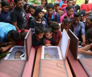 Las tres hermanas fueron enterradas juntas en el cementerio El Durazno, en la salida al norte de Tegucigalpa (Fotos: Alex Pérez).