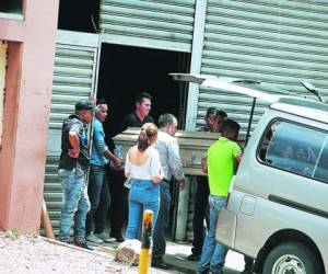 Familiares de Carlos Roberto Banegas al momento de retirar su cuerpo de la morgue. Foto: EL HERALDO