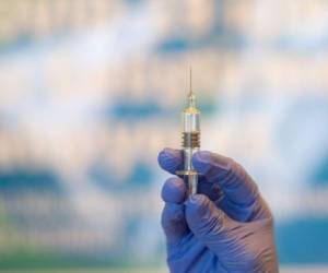 La vacuna de Pfizer tendría una eficiencia del 90% y la vacuna rusa Spoutnik V llegaría al 92%, según los resultados preliminares comunicados la semana pasada. Foto: AFP