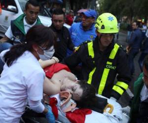 Una mujer herida es evacuada en una camilla después de una explosión en el centro comercial Centro Andino en Bogotá, Colombia.