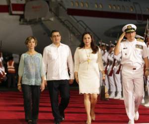 El presidente Juan Orlando Hernández llegó ayer a Colombia para participar en la XXV Cumbre Iberoamericana. El gobernante se hizo acompañar de la Primera Dama, Ana García. Ambos fueron recibidos por la vicecanciller colombiana Patti Londoño.