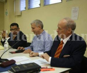 Mario Zelaya junto a sus abogados en uno de los juicios en la Corte Suprema de Justicia.