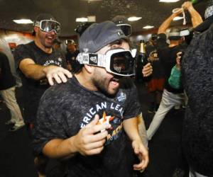 El venezolano José Altuve, de los Astros de Houston, festeja en el clubhouse tras derrotar a los Yanquis en el sexto juego de la Serie de Campeonato de la Liga Americana. Foto: AP.