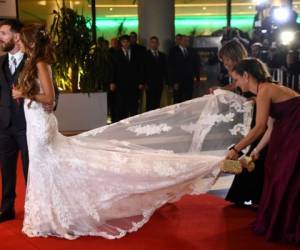 La estrella del fútbol argentino Lionel Messi y la novia Antonella Roccuzzo posan para los fotógrafos justo después de su boda en el complejo del centro de la ciudad de Rosario, provincia de Santa Fe, Argentina.