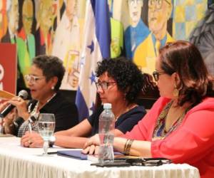 Anarella Vélez, Melissa Merlo y Maida Ochoa la expositoras durante el conversatorio.