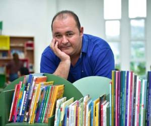 Salvador Madrid es un escritor, gestor cultural y especialista en fomento de la lectura.