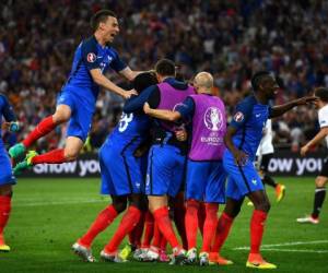 Los franceses celebran el gol de su compañero Griezmann.