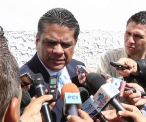 El ministro de Desarrollo Económico, Alden Rivera, evadió las preguntas de los periodistas.
