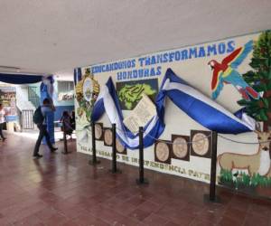 En el Instituto España Jesús Milla Selva se elaboró un creativo mural en honor a Honduras. Foto: Alejandro Amador/EL HERALDO.