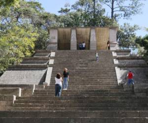 Los visitantes suben a lo más alto de la escalinata maya. Fotos: Efraín Salgado/EL HERALDO.