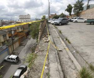 Este es el parqueo desde donde cayó la joven a bordo del vehículo.