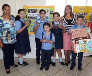 Alumnos y docentes del CEB 4 de Junio mostraron sus manualidades. Foto: Marvin Salgado/El Heraldo.