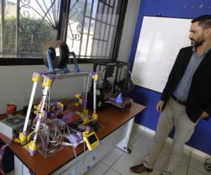 Gerardo Flores, del Ihcieti, muestra la réplica de la impresora 3D realizada por jóvenes del instituto, foto: A. Amador / M. Salgado.
