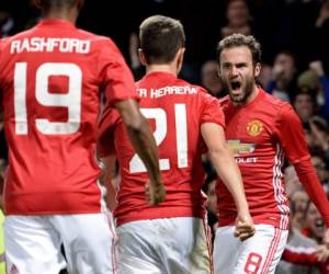 Los jugadores del Manchester United celebran el triunfo ante el Manchester City (Foto: AFP)