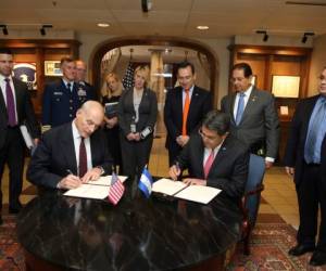 John Kelly (izquierda), secretario de Seguridad Nacional de Estados Unidos, y Juan Orlando Hernández (derecha), presidente de Honduras, firmaron el memorándum de cooperación.