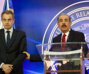 El expresident del gobierno Español Jose Luis Rodríguez Zapatero junto al mandatario dominicano Danilo Medina durante el anuncio del fracaso al no poder llegar a un acuerdo sobre las eleccciones en Venezuela. (Foto: AFP/ El Heraldo Honduras/ Noticias Honduras hoy)