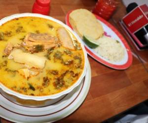 La sopa de garrobo viene acompañada de un plato con arroz y tortillas de maíz hechas en el mismo local. Foto: José López/EL HERALDO