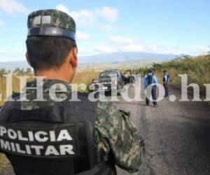 En la escena pudieron observarse al menos 12 casquillos de dos distintos calibres que quedaron esparcidos a unos metros de los cadáveres de los hermanos.