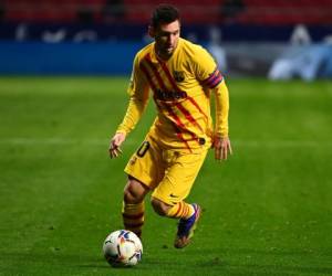 El delantero argentino del Barcelona Lionel Messi controla el balón durante el partido de fútbol de la Liga española entre el Club Atlético de Madrid y el FC Barcelona en el estadio Wanda Metropolitano de Madrid el 21 de noviembre de 2020. Foto: AFP