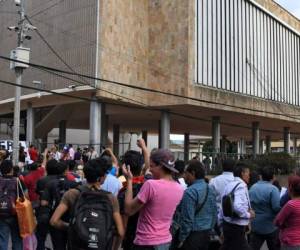 Simpatizantes de la Alianza de Oposición realizan una manifestación en los bajos del Congreso Nacional. (Foto: El Heraldo Honduras/ Noticias Honduras hoy)