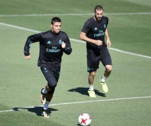 Real Madrid's Portuguese forward Cristiano Ronaldo (L) and Real Madrid's French forward Karim Benzema take part in a training session at Real Madrid sport city in Madrid on August 12, 2017, on the eve of the Spanish SuperCup first leg football match Real Madrid CF vs FC Barcelona. / AFP PHOTO / JAVIER SORIANO