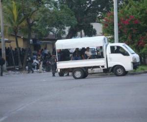 Fuerte custodia policial en la afueras del recinto sampedrano previo al traslado de reos a centros de máxima seguridad.