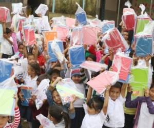Los pequeños estudiantes elevaron sus útiles a lo más alto en señal de agradecimiento. Fotos: Efraín Salgado/EL HERALDO.