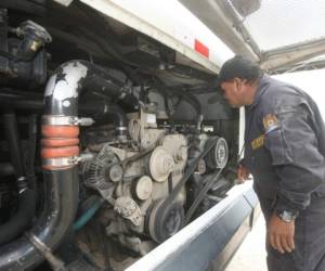 El motor es inspeccionado minuciosamente.Foto: Efraín Salgado/El HEraldo