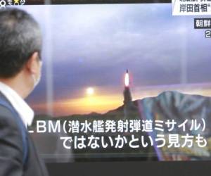 Un transeúnte observa en Tokio una pantalla que muestra un programa que informa el lanzamiento de un misil de Corea del Norte, el martes 19 de octubre de 2021. (AP Foto/Koji Sasahara).