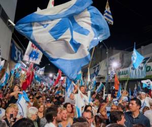 Los partidarios del candidato presidencial de Uruguay para el Partido Nacional, Luis Lacalle Pou, animan durante su mitin de campaña de clausura en Las Piedras, Uruguay, el miércoles 20 de noviembre de 2019. Fotos: Agencia AP.